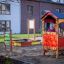 Barn leker vid Sandlåda 2x2m på lekplatsen.