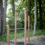 Pull-up-stänger utomhus ved skogen.