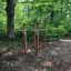 Utomhus träningsutrustning Barr Dips i en grön park.