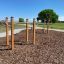 Utomhusgym med Barr Dips-stänger i en trädbevuxen park.