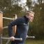 Man tränar triceps på Dips utrustning utomhus.