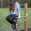 Flicka använder Dips-utrustning i en lekpark.