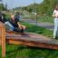 Barn som leker på Situps lekredskap på en lekplats.