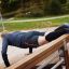 Person som gör situps på Situps från Lars Laj på en utomhusträningsbänk.