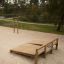 Trälek Situps för utomhusträning i parkmiljö.