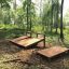 Situps träningsplattform i skogsmiljö.