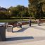 Modernt designade Allerum Papperskorg i en parkmiljö.