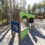 Lekställning Bensinstation i lekpark omgiven av träd.
