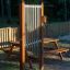 Utomhusinstrument Klockspel i en park med picknickbord i bakgrunden.