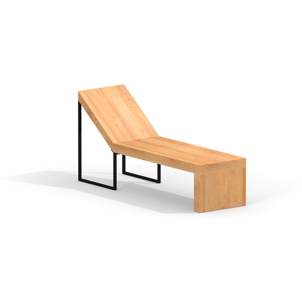 Modern trälounge Odin Solstol med svart metallram.