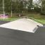 Skateboard ramp Fun Box 8 i en park.