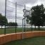 Basketkorg med hög skyddsbarriär av Ormen InsideOut Trä i parkområde nära sjö.