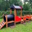 Lekplats för barn utformad som tåg Locomotiv.