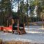 Lekplats med Locomotiv-lekstruktur i skogen.