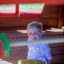 Litet barn leker inuti Anna's Playhouse.
