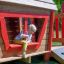 Barn leker i Anna's Playhouse.