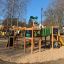 Lekplatsutrustning Jungle med rutschbana och klätterställning i en park.
