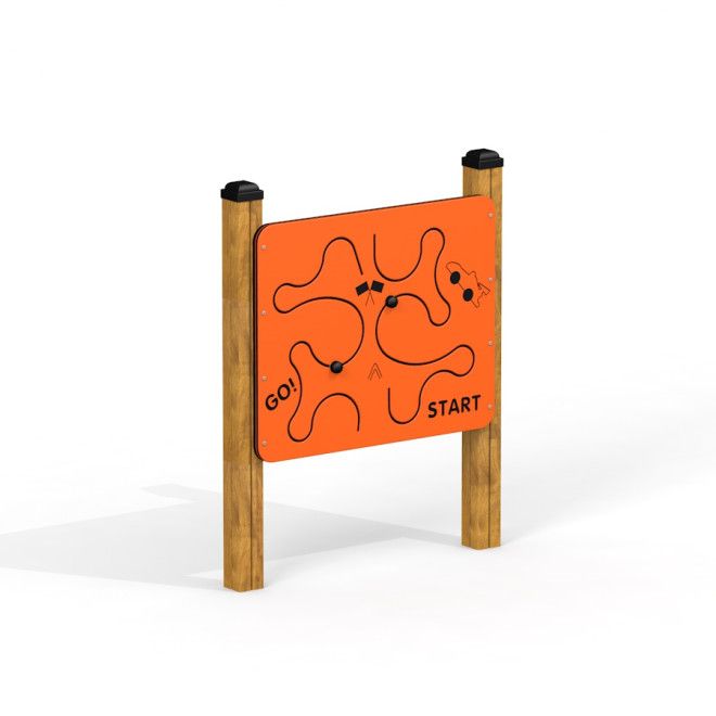 Car Race Board med orange spelpanel och trästolpar för lekplatsutrustning.