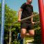 Man tränar på Scala Training Set utomhus.