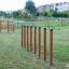 Agility Weave Poles installationsstavar i trä för utomhusbruk.