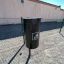 Soptunna City Bin w/ Covered Lid vid ett staket utomhus.
