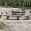Robinia bench runt eldstad utomhus.