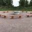 Utomhusmöbel Robinia bench runt eldstad.