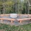 Fyrkant med Robinia bench runt eldstad i skogsmiljö.