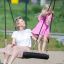 Kvinna och barn gungar på Double Swing Robinia (BNS 90).