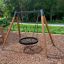 Fågelbo-gunga Bird Nest Swing (BNS 120 cm) på lekplats nära skog.