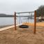 Bird Nest Swing Nature (BNS 120 cm) monterad vid en sjöstrand.