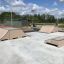 Ramper och Quarter Pipe Dubbel i en utomhus skatepark.