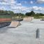 Skatepark med flera Spine- Ramp på en solig dag.