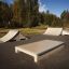 Skateboardramper Spine-Ramp på en betongplan i en parkomgivning.