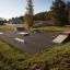 Skatepark modulära ramper från Curb i en parkmiljö.