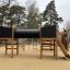 Lekplatsutrustning Klätterberget Nature med klättervägg och rutschkana på en utomhuslekplats.