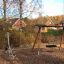 Lekplats med balansutrustning Balansbro och gunga i en naturskön miljö.