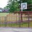 Basketkorg med röda staket i en park.