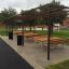 Bord under pergola i en park.