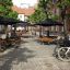Bänkbord Kvadrat i stadsmiljö med cyklar runtom.