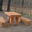 Rustikt träpicknickbord Bänkbord Natur med bänkar i skogsmiljö.