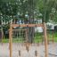 Träställning med rep och balansbommar från Lianställning Natur i lekpark.