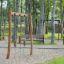Naturlekplats med Lianställning Natur i skogsmiljö.