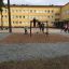 Barn leker på en Samburu klätterställning på en skolgård.
