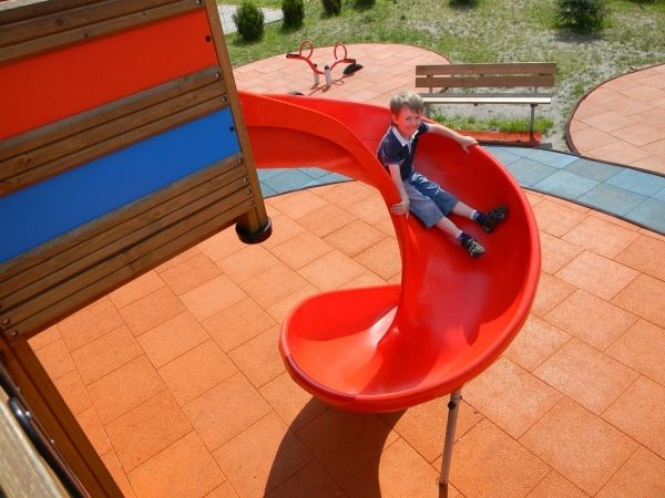 Barn leker på lekplats med Rubber Tiles 90.