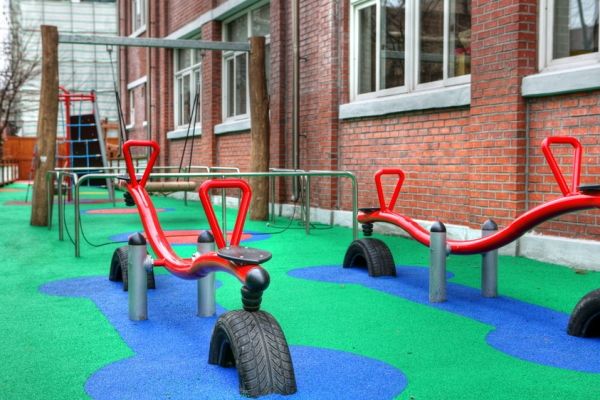 Gungbrädor på Platsgjuten Gummibeläggning 60 vid lekplats.