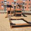 Lekplats Riddarslottet Nature med klätterställning och sandlåda i bostadsområde.