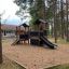 Lekplatsutrustning Riddarslottet Nature med rutschbana och torn i skogsmiljö.
