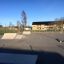 Skatepark med Bank installationer i en utomhusmiljö.