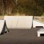 Skateboardrampor utomhus i en park.